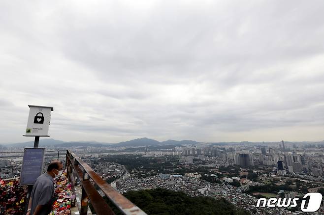 서울 남산에서 바라본 서울 도심이 구름에 뒤덮여 있다. © News1