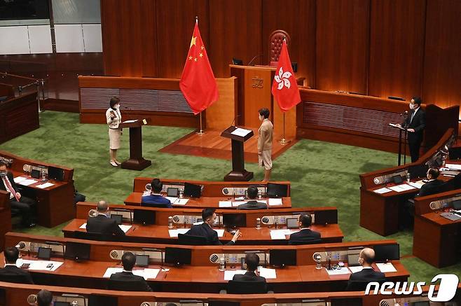 2022년 1월 3일(현지시간) 홍콩 입법위원회 회의실에서 의원 선서식이 열리고 있다. © AFP=뉴스1 © News1 김지현 기자
