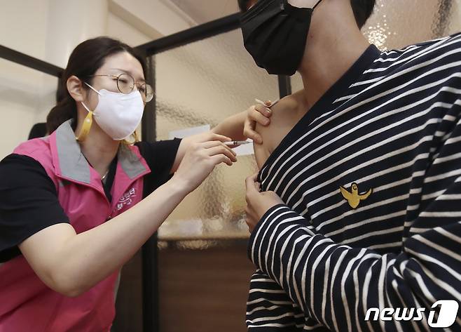 19일 오전 울산 동천체육관에 마련된 중구 코로나19 예방접종센터에서 고3 학생이 화이자 백신을 맞고 있다. 2021.7.19/뉴스1 © News1 윤일지 기자