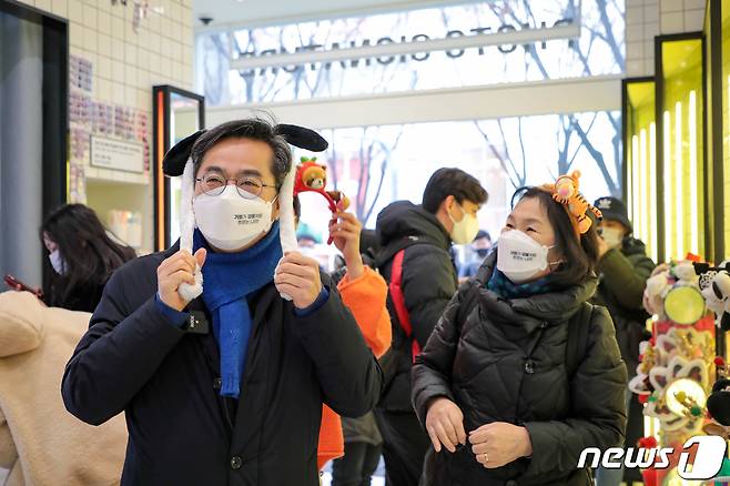김동연 새로운물결 대선 후보가 배우자 장우영 씨와 함께 8일 서울 마포구 홍대거리의 한 셀프스튜디오에서 사진촬영때 쓸 토끼모자를 쓰고 있다. (김동연 캠프 제공) 2022.1.8/뉴스1 © News1 구윤성 기자