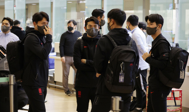 축구대표팀 선수들이 8일 인천국제공항에서 출국 준비를 하고 있다.연합뉴스