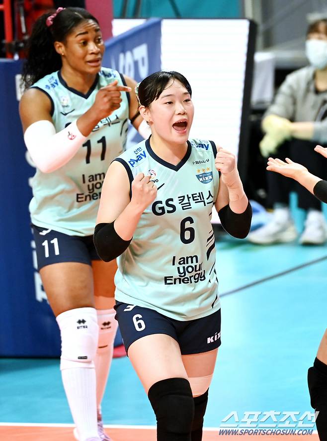 V리그 여자부 GS칼텍스와 페퍼저축은행의 경기가 9일 장충체육관에서 열렸다. GS칼텍스 이원정이 공격을 성공한 후 환호하고 있다. 장충=허상욱 기자wook@sportschosun.com/2022.01.09/