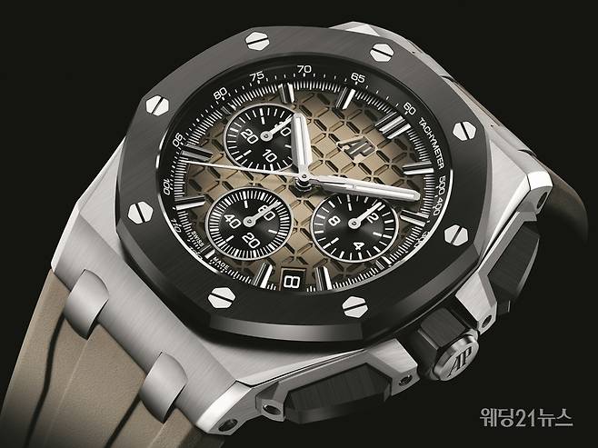 사진 : 오데마 피게(AUDEMARS PIGUET), 로열 오크 오프쇼어(Royal Oak Offshore). 무브먼트 : 오토매틱 칼리버 4401, 기능 : 플라이백 크로노그래프, 시, 분, 초, 날짜창, 케이스 소재 : 블랙 세라믹과 스테인리스 스틸, 케이스 지름 : 43mm, 다이얼 : 메가 타피스리 패턴, 러버 스트랩