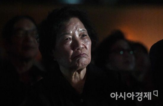 6·10민주항쟁 31주년인 10일 서울시청 다목적홀에서 '민주에서 평화로'를 주제로 열린 기념식에서 故 이한열 열사의 어머니 배은심 여사가 영상을 바라보며 눈물을 글썽이고 있다./김현민 기자 kimhyun81@