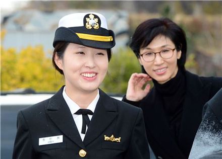 최태원 SK그룹 회장의 차녀 최민정씨가 해군에 복무하던 당시 모습