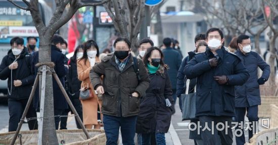 서울 아침 기온이 영하 6도까지 떨어지며 한겨울 날씨가 이어지고 있는 6일 서울 종로구 세종로 네거리에서 직장인들이 두꺼운 외투를 입고 출근길에 오르고 있다./강진형 기자aymsdream@