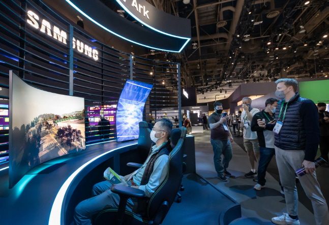 7일(현지시간) 세계 최대 전자·정보기술(IT) 전시회 ‘CES(ConsumerElectronicsShow)2022’가 열리는 미국 라스베이거스 컨벤션센터(LVCC) 센트럴홀에 마련된 삼성전자 전시관을 방문한 관람객들이 차세대 게임 전용 디스플레이 ‘오디세이 아크’를 살펴보고 있다.ⓒ삼성전자