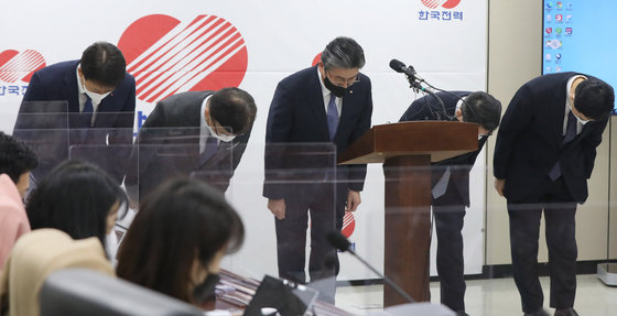 정승일 한국전력공사 사장(왼쪽 세번째)을 비롯한 임원진이 9일 오후 서울 서초구 한전 아트센터에서 기자회견을 열고 ‘한국전력 하청업체 노동자 감전 사망사고’와 관련 고개 숙여 사과를 하고 있다. 뉴스1