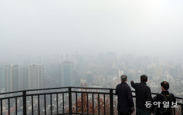 수도권과 충남 지역 초미세먼지가 ‘매우 나쁨’을 보인 9일 서울 남산 잠두봉 전망대를 찾은 관광객들이 뿌연 서울 시내를 바라보고 있다. 신원건 기자 laputa@donga.com