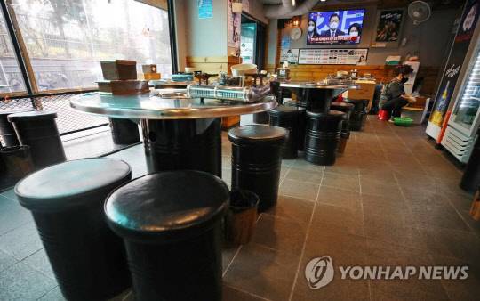 영업을 준비하고 있는 소상공인 <사진:연합뉴스>