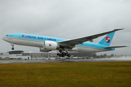 지난 12월 글로벌 항공화물운임이 역대 최대 기록을 경신했다. 사진은 대한항공 보잉 777F 화물기. <대한항공 제공>