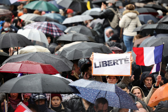 8일(현지시간) 프랑스 수도 파리에서 시민들이 백신 증명서 도입을 반대하는 시위를 벌이고 있다. <파리 로이터=연합뉴스>