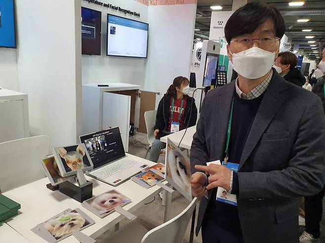 김익재 KIST AI·로봇연구소 소장이 반려견 안면인식 시스템을 설명하고 있다.