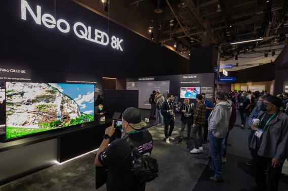 미국 라스베이거스의 컨벤션 센터, 삼성전자 전시관에서 'Neo QLED 8K' 제품을 참가자들이 살펴보고 있다. 삼성전자 제공
