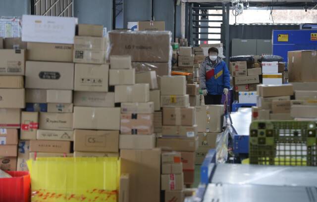 제주지역의 택배비가 다른 지역보다 6배 가까이 비싼 것으로 조사됐다. <한겨레> 자료사진