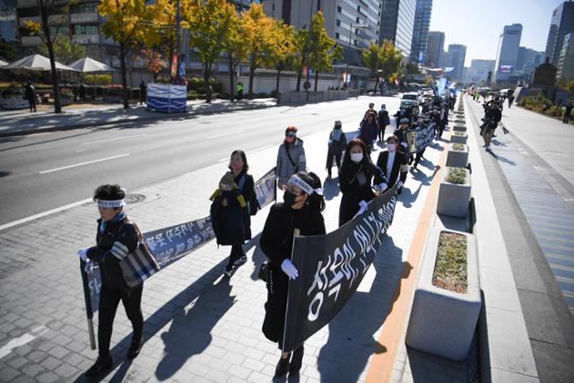 탈북민비상대책위 관계자들이 2019년 11월 탈북민 모자 사망을 추모하고 진상 규명을 요구하는 행진을 하고 있다. 박형기 인턴기자