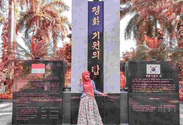 인도네시아 여성이 동부자바주 수라바야의 한국 공원 '평화 기원의 탑' 앞에서 사진을 찍고 있다. 트래블프로모닷컴 캡처