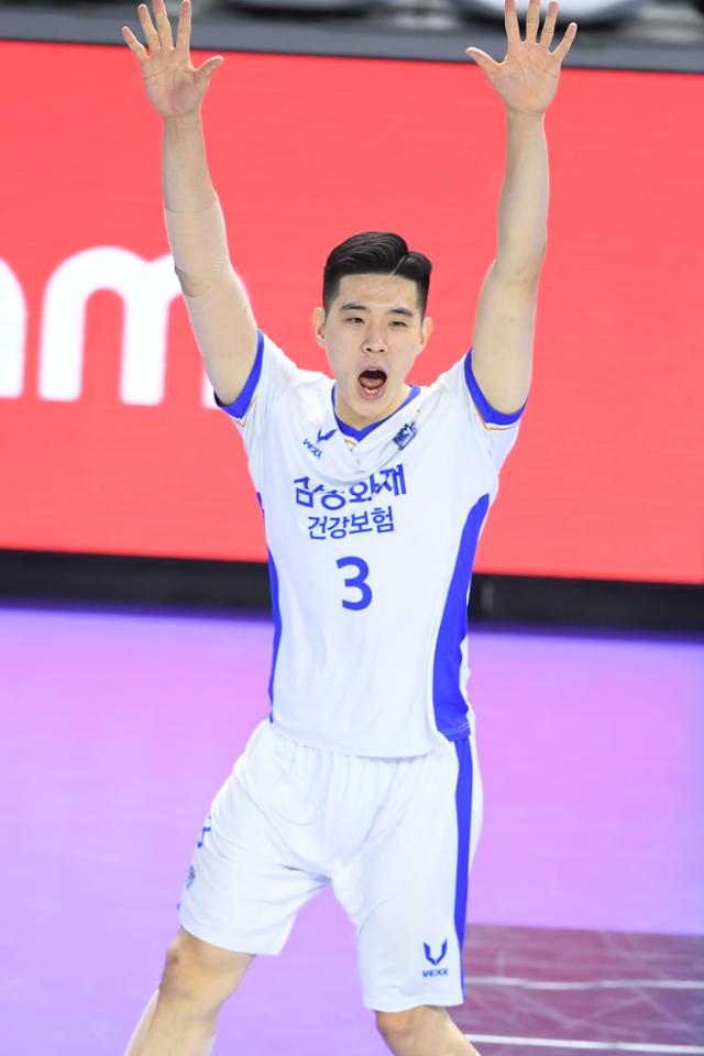 삼성화재 세터 황승빈이 9일 인천 계양체육관에서 열린 2021~22 V리그 대한항공과 경기에서 득점하자 환호하고 있다. KOVO 제공.