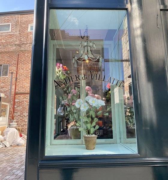 건물 밖에서 보이는 쇼윈도 장식. 이태원 골목길에서 파리의 오래된 상점을 만난 것 같은 기분이 든다. [사진 아스티에 드 빌라트 SNS]