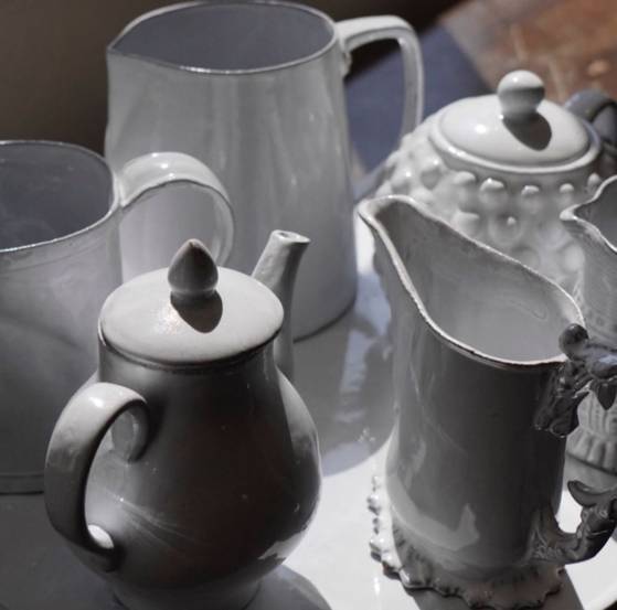 장인이 하나씩 만들어가는 도자기. 직접 들어보면 상당히 가벼운 무게에 놀라게 된다. [사진 아스티에 드 빌라트 SNS]