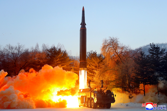 북한은 지난 5일 유엔 안정보장이사회 결의 위반에 해당하는 탄도미사일을 발사했다. 이와 관련 조선중앙통신은 6일 "국방과학원은 1월 5일 극초음속 미사일 시험발사를 진행하였다"라고 보도했다. [연합뉴스]