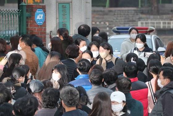 2022학년도 대학수학능력시험일인 2021년 11월 18일 오후 서울 중구 이화여자외국어고등학교에서 시험을 마친 수험생들이 시험을 마치고 교문을 나서고 있다. 우상조 기자