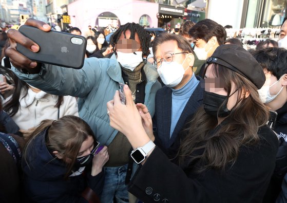 이재명 더불어민주당 대선후보가 9일 오후 서울 마포구 홍대거리에서 시민들을 만나 기념촬영을 하고 있다. 연합뉴스