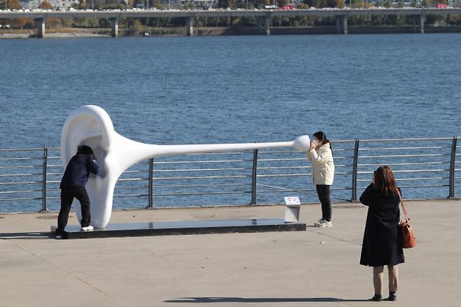 서울시가 민간 비영리 법인인 케이스컬쳐 조직위원회와 함께 지난해 10월부터 여의도·뚝섬·반포한강공원에서 조각전 ‘한강 흥 프로젝트’를 진행하며 선보인 조각품들. 국내 조각가 287명이 참여한 이 조각전은 오는 15일까지 열리며 작품 300점이 전시된다. 서울시 제공