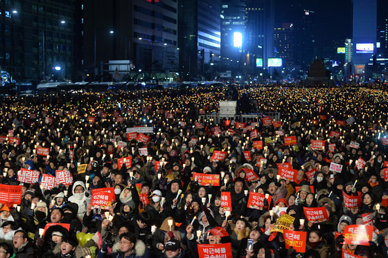 ’박근혜정권 퇴진 제7차 민중총궐기대회'가 열린 2016년 12월10일 서울 광화문광장에서 집회에 참여한 시민들이 박근혜 전 대통령의 퇴진을 촉구고 있다. /사진제공=뉴스1