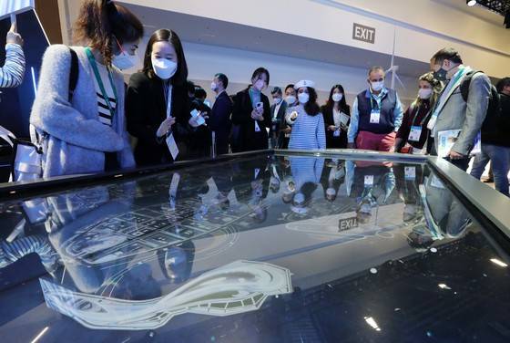 (라스베이거스(미국)=뉴스1) 조태형 기자 = 세계 최대 전자·가전·정보기술(IT) 전시회인 CES 2022가 개막한 5일(현지시간) 미국 네바다주 라스베이거스 컨벤션센터에 마련된 현대중공업 부스에서 관람객들이 다양한 기술을 만나보고 있다. 2022.1.6/뉴스1