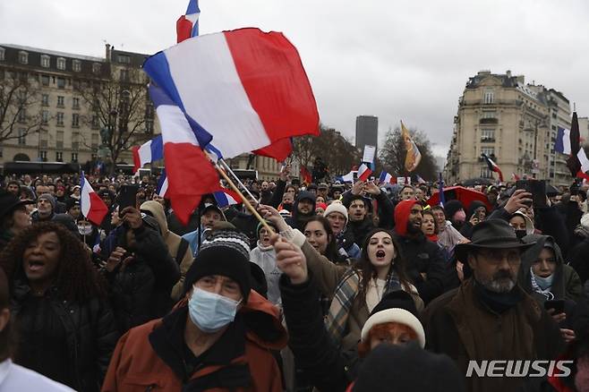 [파리(프랑스)=AP/뉴시스]8일(현지시간) 프랑스 수도 파리에서 코로나19 백신 패스에 대해 반대하는 시위대가 행진하고 있다. 2022.01.09.