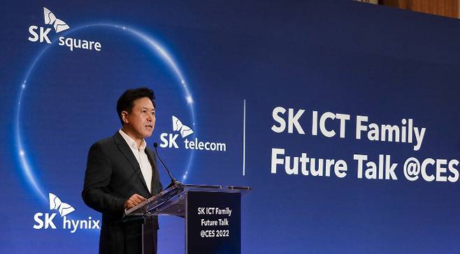 박정호 SK스퀘어 부회장이 CES 2022가 열린 미국 라스베이거스에서 기자 간담회를 갖고 'SK ICT 연합'의 비전을 발표하고 있다. SK ICT 3사 제공