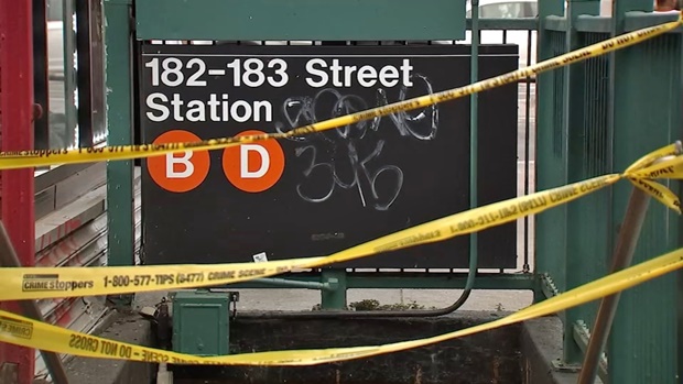 뉴욕지하철 포드햄가역 B/D 열차 승강장 출입구 자료사진.