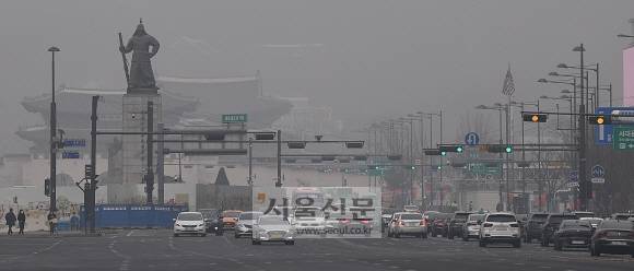 미세먼지 덮친 ‘회색 주말’ - 서울과 경기, 인천 등 수도권과 충남에 올해 들어 처음 미세먼지 비상저감조치가 시행된 9일 서울 광화문 앞 세종대로에서 바라본 도심이 뿌옇다. 국립환경과학원은 전날 국외에서 미세먼지가 유입되고 대기 정체로 국내 발생 미세먼지까지 더해져 농도가 짙어진 것으로 분석했다. 11일부터 대기 순환이 원활해지며 미세먼지 농도도 차츰 옅어질 것으로 전망된다.오장환 기자