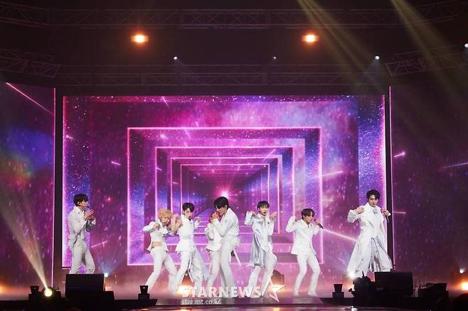 그룹 에이티즈(ATEEZ)가 9일 오후 서울 송파구 올림픽공원 올림픽홀에서 진행된 2022 에이티즈 월드투어 'THE FELLOWSHIP : BEGINNING OF THE END' 서울 공연에서 멋진 무대를 선보이고 있다.   에이티즈는 서울 공연을 시작으로, 미국 시카고, 애틀랜타, 뉴욕, 달라스, 로스앤젤레스와 유럽 암스테르담, 런던, 파리, 베를린, 바르샤바, 마드리드까지 총 12개 도시에서 투어를 이어간다. /사진제공=KQ엔터테인먼트 2022.01.09 /사진=이동훈 기자 photoguy@