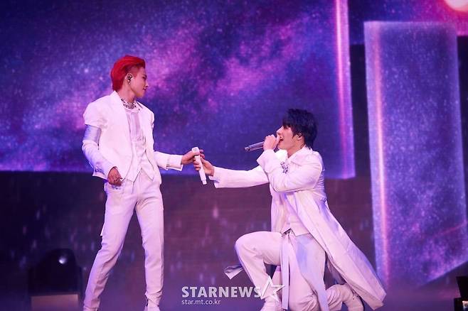 그룹 에이티즈(ATEEZ) 홍중, 민기가 9일 오후 서울 송파구 올림픽공원 올림픽홀에서 진행된 2022 에이티즈 월드투어 'THE FELLOWSHIP : BEGINNING OF THE END' 서울 공연에서 멋진 무대를 선보이고 있다.   에이티즈는 서울 공연을 시작으로, 미국 시카고, 애틀랜타, 뉴욕, 달라스, 로스앤젤레스와 유럽 암스테르담, 런던, 파리, 베를린, 바르샤바, 마드리드까지 총 12개 도시에서 투어를 이어간다. /사진제공=KQ엔터테인먼트 2022.01.09 /사진=이동훈 기자 photoguy@