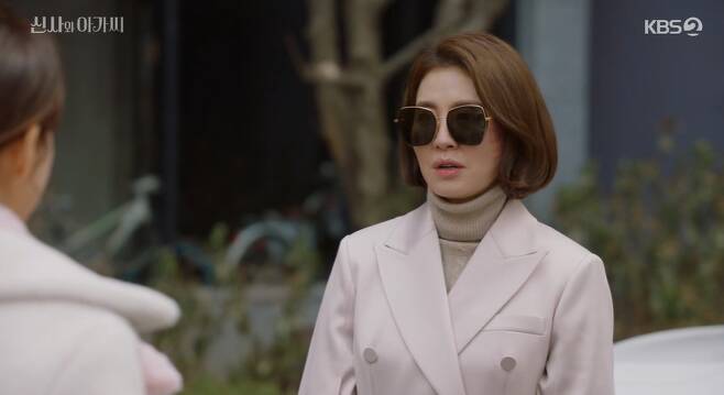 Lee Jong-Won was alarmed by the identity of his ex-wife Lee Il-hwa.Lee Il-hwa dreamed of a future with Lee Jong-Won and Lee Se-hee, but Lee Jong-Won pushed him out coldly.On KBS 2TVs Gentleman and Young Lady broadcast on the 9th, a picture of Su-cheol (Lee Jong-Won), who is angry at the behavior of Anna Nicole Smith (Lee Il-hwa), was drawn.Su-cheol, who recalled the possibility that Anna Nicole Smith and her ex-wife Ji-young were the same person, conducted a genetic test.As a result, Anna Nicole Smith was shocked enough to sit down when she found out that she was the biological mother of the house-to-be (Lee Se-hee).Anna Nicole Smith, who cant tell this, said, Youre coming back to me. Mr. Su-cheol, I love you already. Ill be back.I will go to United States of America with Dandan and Sucheol. But Anna Nicole Smiths runaway had a hard time with the water rail.Especially, the man who knows the wound of the Dandan slaps Anna Nicole Smith on the cheek and says, This dog is not this animal.He harassed me, humiliated me, and our Dandans were hounded and playing with us? Are you a person?Anna Nicole Smith said nothing, and Su-cheol said, Youre done today, but we can finish it next time.So if you dont want to die in my hands, dont ever see our dagger before me again.On the other hand, Suh, who gave up on United States of America, said, Why does not Father go? Why did you change your mind?She likes to go to Father United States of America. So Su-cheol said, I dont think were going to open the store and go to this place.Its important to stabilize the store now, and I dont think were living apart from our families at this age.And he said, Im sorry and burdened to meet you, okay? Dandan nodded.However, Yeonsil (Mr. Oh Hyun-kyung) had different ideas.The room, which was left for $ 200,000, was unwillingly looking for Anna Nicole Smith and hanging on, If you give me time, I will try to persuade Mr. Su-cheol again.Anna Nicole Smith said, Ive arranged that youre not going to United States of America, and dont come here in the future.So the room said, Im good. What are you so expensive for being so good? Youre done now.If you go there one more time, it is a divorce. Anna Nicole Smith, who was quietly trying to organize her life in Korea, gave her final greetings and knelt down in front of her.Im sorry, Ive never forgotten a moment of hardship with you, even though you dont believe me.I happened to meet you and Dandan, and this is what happened because you did not know me. I dont want to talk to you, not even human, he said, even in the rant of Leave here now. I dont want anything from you.Let me pay back my sins now. But Su-cheol pushed him back repeatedly, If you know anything about your fault, you wont be able to say that. Get out of here.At the end of the drama, the old neighbor was aware that his mother was alive, and he was shocked by the picture of Dandan.