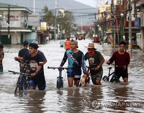 2020년 11월 1일 필리핀 카마린수르 나부아 거리에 태풍 '고니' 때문에 홍수가 발생한 모습. [EPA=연합뉴스 자료사진]
