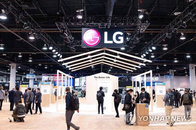 'CES 2022' LG전자 부스 (서울=연합뉴스) 사진은 5일(현지시간) 미국 라스베이거스에서 열린 세계 최대 IT·가전 전시회 'CES 2022'의 LG전자 부스. 2022.1.6
    [LG전자 제공. 재판매 및 DB 금지] photo@yna.co.kr