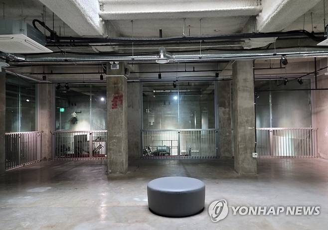 문화시설로 탈바꿈한 폐수처리장… 수원 '고색 뉴지엄' (수원=연합뉴스) 김인유 기자 = 경기 수원시가 2005년 조성된 뒤 사용하지 않은 폐수처리장을 리모델링해 2017년 11월 개관한 '고색 뉴지엄'이 수원지역 젊은 예술인과 주민들이 즐기는 아름다운 복합문화공간으로 자리매김하고 있다.
    전시와 공연 등이 펼쳐지는 지하 1층 전시장의 모습. 2022.1.9 hedgehog@yna.co.kr