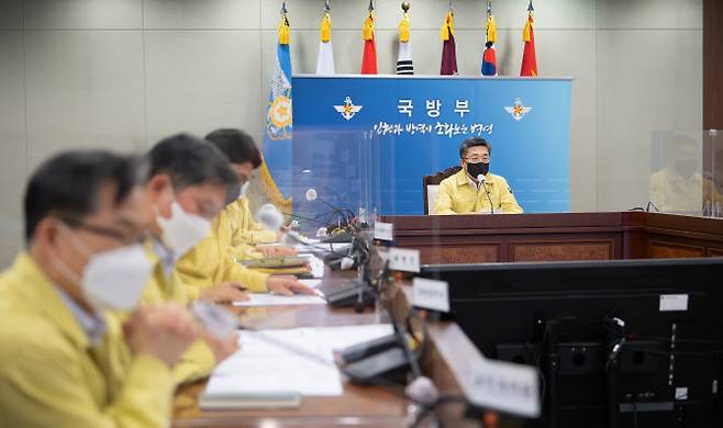 서욱 국방부 장관이 10일 오후 국방부 중회의실에서 합참의장, 각 군 참모총장, 국방부 주요직위자 등이 참석한 가운데 제16차 코로나19 전군 주요지휘관회의를 주관하고 있다. (사진=국방부)