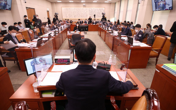 10일 오후 국회에서 열린 법제사법위원회 전체회의에서 박광온 위원장이 의사봉을 두드리고 있다. (사진=연합뉴스)