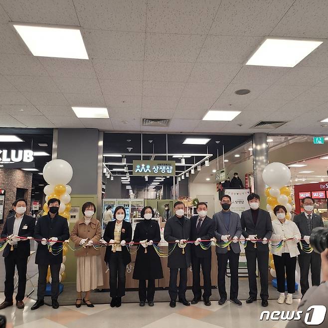 경기도가 ‘2022년 사회적경제 환경기업 지원사업’ 참여 기업을 모집 중이다. 사진은 지난해 12월17일 김포에서 열린 대형마트 내 사회적경제기업 제품 홍보 및 판매 공간인 ‘사회적경제 상생샵’ 경기도 1호점 개점식 모습.(경기도 제공)© 뉴스1