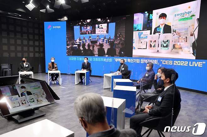 이재명 더불어민주당 대선 후보와 구자열 한국무역협회장이 6일 오전 서울 강남구 코엑스 스튜디오159에서 열린 한국무역협회 초청 CES2022 라이브' 혁신기업 정책간담회를 하고 있다. 2022.1.6/뉴스1 © News1 구윤성 기자