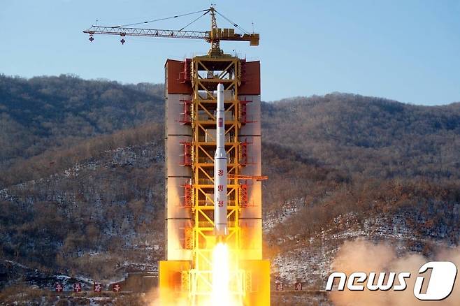 북한이 지난 2016년 2월2일 평안북도 철산군 동창리 소재 서해위성발사장에서 '광명성 4호' 위성을 실은 ICBM급 '광명성' 로켓을 발사했다. (조선의소리 캡처) © 뉴스1