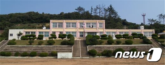 폐교된 여수 거문초등학교 전경© 뉴스1