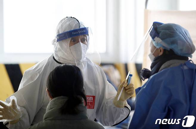 4일 오후 광주 북구보건소 선별진료소에서 의료진들이 검사 도중 이야기를 나누고 있다.(광주 북구 제공) 2022.1.4/뉴스1 © News1