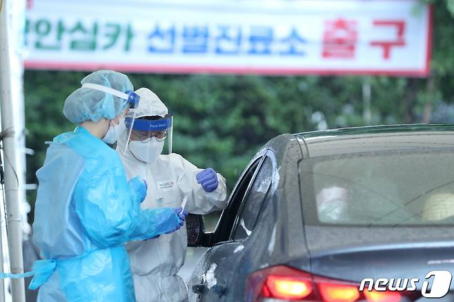경기 고양시민들이 민선7기 10대 뉴스 3위로 '안심시리즈 코론19 대응'을 꼽았다. 지자체 최초 고양시가 도입한 드라이빙스루 방식의 '안심카 선별진료소' 모습. (고양시청 제공)© 뉴스1