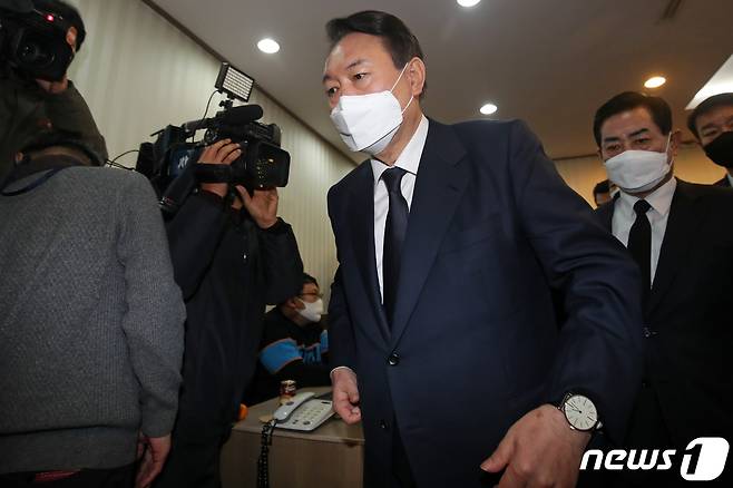 윤석열 국민의힘 대선 후보가 10일 오후 광주 조선대학교병원 장례식장에서 고(故) 이한열 열사 어머니 배은심 여사 조문을 위해 빈소에 들어서고 있다. 2022.1.10/뉴스1 © News1 황희규 기자