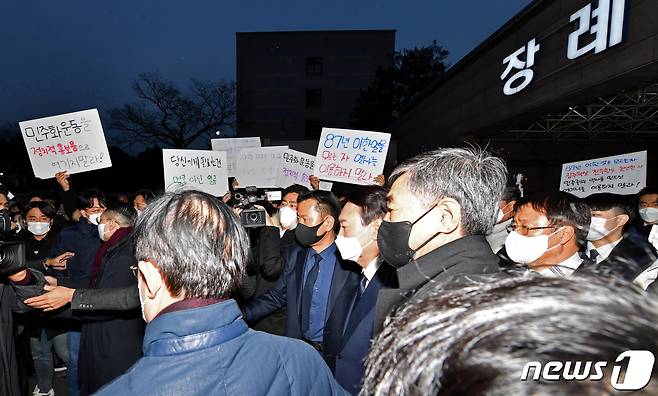 윤석열 국민의힘 대선 후보가 10일 오후 광주 조선대학교병원 장례식장에 마련된 고(故) 이한열 열사 어머니 배은심 여사 빈소를 찾아 조문을 마친 뒤 지역 대학생들의 항의 손팻말을 지나치며 장례식장을 벗어나고 있다. 2022.1.10/뉴스1 © News1 사진공동취재단